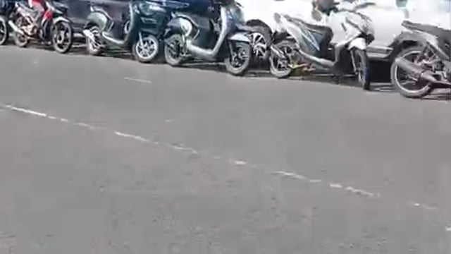 ▶️......ये इंडोनेशिया में पेट्रोल की लाइन है..
अपने देश में अच्छी व्यवस्था की है फिर भी भारत में कुछ लोग चुगली वाले माहौल बिगाड़ने पर तुले हुए हैं 
complaining in India  !!*