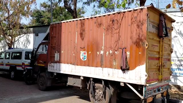 अवैधरित्या गोवंशाची वाहतूक करणारा आयशर टेम्पो पोलिसांनी पकडला 13 गोवंशाची सुटका