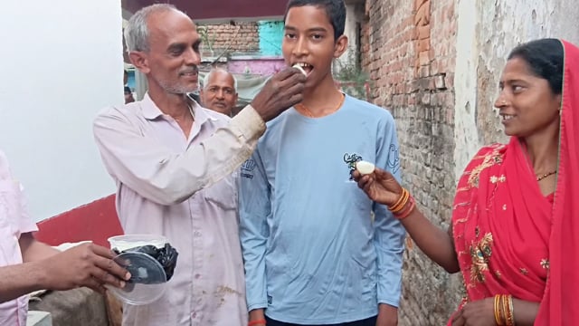 बरदहा के अश्विन कुमार ने मैट्रिक बोर्ड में 473 अंक लाकर गांव तथा परिवार का नाम किया रौशन