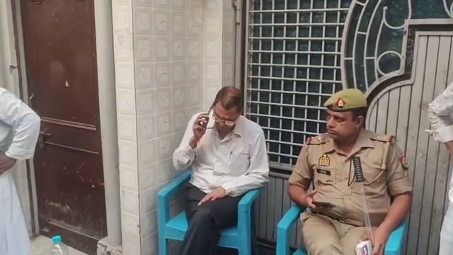 ▶️....सहारनपुर स्मार्ट मीटर को लेकर उपभोक्ता काफी परेशान नजर आ रहे हैं आज इसी क्रम में मोहल्ला किला नवाबगंज में विद्युत अधिकारियों ने जब स्मार्ट मीटर लगाने शुरू किया....  उपभोक्ताओं ने इसका विरोध किया इसी दौरान विद्युत अधिकारियों ने पुलिस विभाग को सूचित किया और बल पुलिस बल की मौजूदगी में मोहल्ले के अंदर जबरन मीटर लगाए जा रहे।