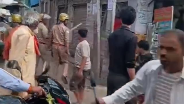 मथुरा फरह दो पार्टी में झगड़ा पत्थर बाजी हुआ मौके पर पॉलिश प्रशासन पहुंचा जांच में कुछ को पकड़ा 