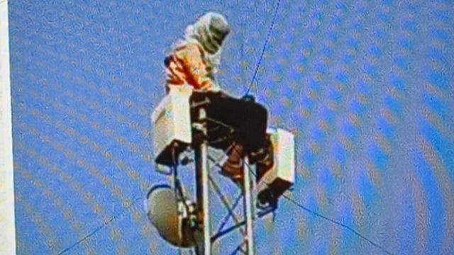 कुंडा कोतवाली प्रेमी को बुलाने की जिद में मोबाइल टावर पर चढ़ी नाबालिग किशोरी#latest_news 