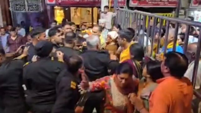बांके बिहारी मंदिर में श्रद्धालुओं से की सिक्योरिटी गार्ड ने मारपीट वायरल वीडियो सोशल मीडिया पर