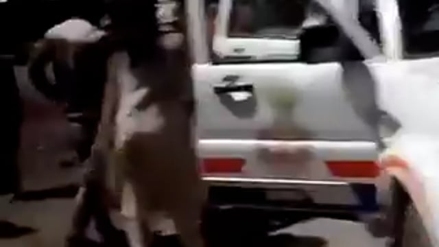 ▶️.......उन्नाव -RTO प्रतिभा गौतम पर ट्रक चालक के साथ मारपीट और अभद्रता का आरोप, चालक को घसीटने, थप्पड़ मारने और मोबाइल छीनने का वीडियो सामने आया, चालक ने परेशान करने का आरोप लगाया जबकि वीडियो बना रहे ड्राइवर के सहयोगी ने कहा कि - 