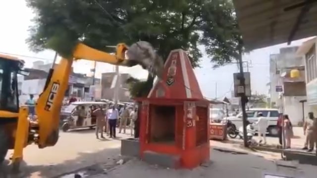 सीतापुर में सड़क चौड़ीकरण के दौरान मंदिर हटाया गया, प्रशासन ने दी सफाई

सीतापुर में सड़क चौड़ीकरण परियोजना के तहत एक मंदिर को हटाए जाने का मामला सामने आया है। इस कार्रवाई को लेकर स्थानीय लोगों में नाराजगी देखी जा रही है, जबकि प्रशासन का कहना है कि यह कदम नियमानुसार और सार्वजनिक हित में उठाया गया।