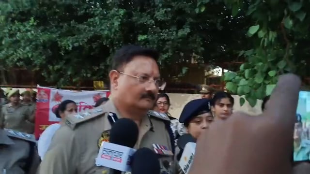 नुक्कड़ नाटक से महिला सुरक्षा का संदेश, मिशन शक्ति 5.0 के तहत जागरूकता
शाहजहांपुर,
महिलाओं एवं बालिकाओं की सुरक्षा, सम्मान और स्वावलंबन को बढ़ावा देने के उद्देश्य से मिशन शक्ति फेज 5.0 के तहत रविवार को शहर में जनजागरूकता अभियान चलाया गया। पुलिस अधीक्षक के निर्देशन में आयोजित कार्यक्रम में खिरनी बाग और कस्तूरबा महिला छात्रावास में नुक्कड़ नाटक के जरिए लोगों को जागरूक किया गया।