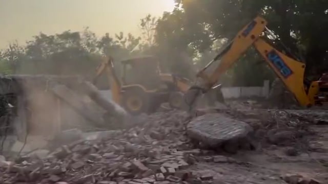 ▶️उत्तर प्रदेश ◀️
जिला सीतापुर में रात 3 बजे 500 पुलिसवालों की मौजूदगी में 5 बुलडोजरों ने मस्जिद गिराई*
जिला प्रशासन के मुताबिक, सरकारी तालाब की जमीन पर 12 साल पहले ये मस्जिद बनी थी। तहसीलदार कोर्ट ने इसे गिराने का आदेश दिया था*