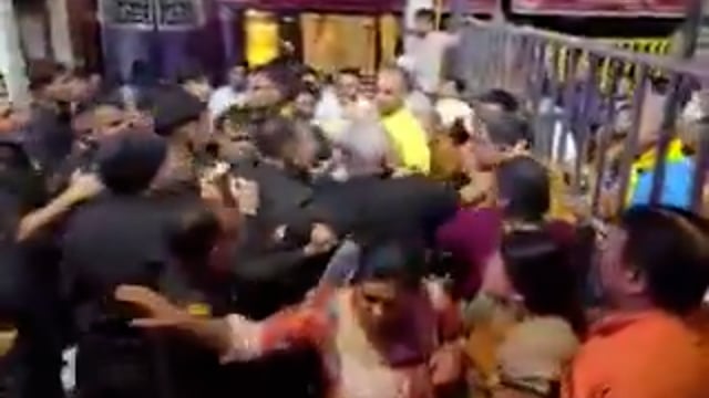 *भगवान कृष्ण की नगरी में सुरक्षा कर्मियों ने दिखाई अपनी हठधर्मी की धमक...*

मथुरा: वृंदावन के बांके बिहारी मंदिर में व्यवस्थाओं के नाम पर निजी सुरक्षाकर्मियों की गुंडई सामने आई है। सुरक्षाकर्मियों ने श्रद्धालुओं से मारपीट की और इस दौरान बीच-बचाव करने आए एक दुकानदार को भी पीट दिया। 

अब पुलिस ने दोनों पक्षों के 8 लोगों को हिरासत में लिया है।