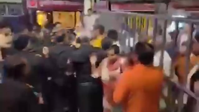 ▶️.....मथुरा के बांके बिहारी मंदिर वृंदावन में व्यवस्थाएं बनाने के नाम पर निजी सुरक्षाकर्मियों की गुंडई जारी है। उन्होंने श्रद्धालुओं से मारपीट की। बचाव में आए एक दुकानदार को भी पीटा। पुलिस ने दोनों पक्ष के 8 लोग कस्टडी में लिए*