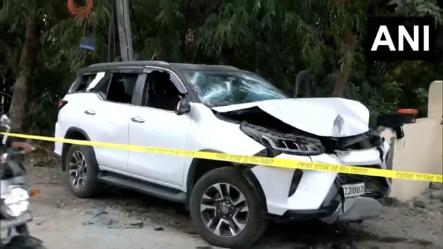 *उत्तराखंड –*

*देहरादून में स्कॉर्पियो और फॉर्च्यूनर सवार लोगों में ओवरटेक को विवाद हुआ, फिर गोलियां चली।*

*वहां मॉर्निंग वॉक कर रहे रिटायर ब्रिगेडियर मुकेश जोशी की गोली लगने से मौत हुई।* 

*स्कॉर्पियो सवार फरार हुए, जबकि फॉर्च्यूनर पेड़ से जा टकराई। हमलावरों की तलाश जारी है।*