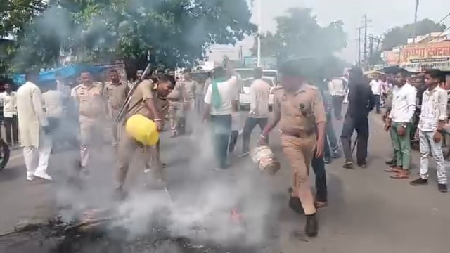 *किसानो ने पुतला फूंका, पुलिस ने पानी डालकर बुझाई आग:* शाहजहांपुर में 14 दिन से धरने पर बैठे हैं, बोले- चीनी मील ने भुगतान नही किया