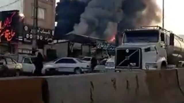 ईरान ब्रेकिंग..
ईरानी सेना के हेडक्वार्टर से संबद्ध बिल्डिंग पर सीधा मिसाइल अटैक...
बताया जा रहा है कि हमले के वक्त ईरानी सेना के कई बड़े अधिकारी बिल्डिंग में मीटिंग करने आये हुये थे