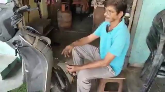 ▶️....यूपी: ◀️ बुलंदशहर में पंक्चर लगाने वाले की बेटी गायत्री वर्मा पीसीएस अफसर बन गई है
UPPSC में गायत्री की रैंक 210 है
गायत्री के पिता राजकुमार पंक्चर की दुकान के भीतर चाय की दुकान भी चलाते हैं