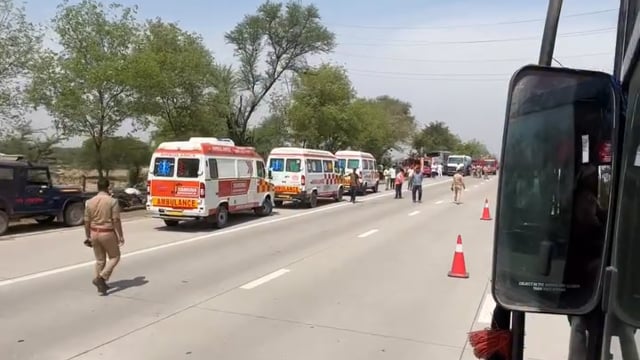 बाजना कट के समीप बस में लगी आग वीडियो वायरल