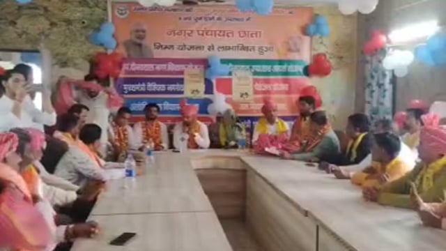 MANT-छाता नगर पंचायत में बढ़ा परिवार, एस,डी,एम -वैभव गुप्ता ने मनोनीत सभासदों को,दिलाई शपथ,,