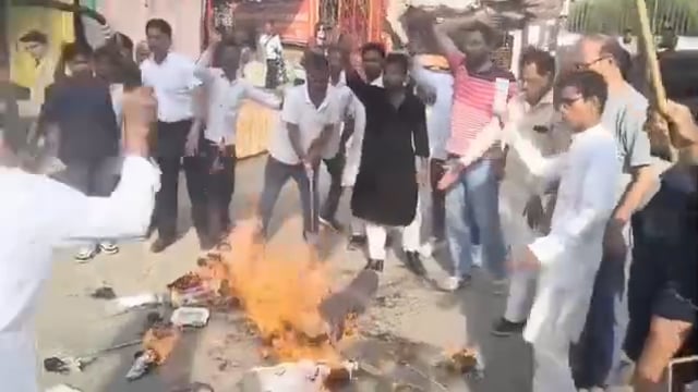 कांग्रेस के कार्यकर्ताओं ने मेयर का पुतला जलाकर हंटर मारा शाहजहांपुर