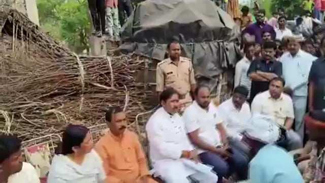 ▶️.....बाराबंकी के टिकैतनगर थाना क्षेत्र के परसावल गांव में शनिवार को बबलू राजभर जोकि दरियावाद के बेहटा गांव का निवासी था अपने चाचा के साथ गांव गांव आइसक्रीम बर्फ आदि बेच रहे थे गांव में शंकर यादव नामक दबंग व्यक्ति से आइसक्रीम के पैसे को लेकर विवाद हो गया।