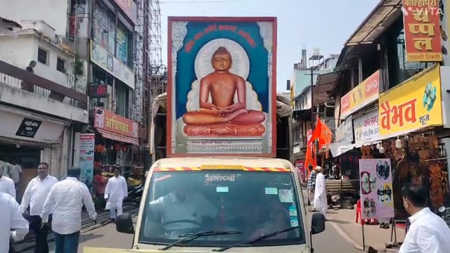 आज कोल्हापूर मध्ये जैन बांध वांनी महावीर जयंती निमित्त शोभायात्रा काढण्यात आली. तसेच शांती चा संदेश देण्यात आला.