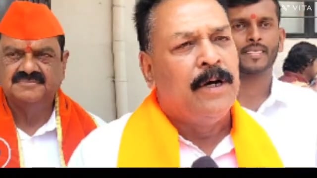 आज कोल्हापूर मार्केट कमिटीच्या मध्ये झाललेल्या  गैरव्यवहार प्रकरणी चौकशी करून कारवाई करण्यात यावी या संदर्भात शिवसेना उबाठा वतीने निवेदन देण्यात आले.