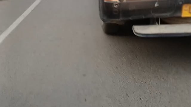 शाहजहांपुर में कर चालक ने एंबुलेंस को रास्ता नहीं दिया सायरन बज रहा 