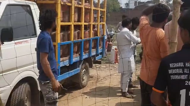 जिला मऊ के नदवासरा बाजार में सिलेंडर के लिए लगी लाइन