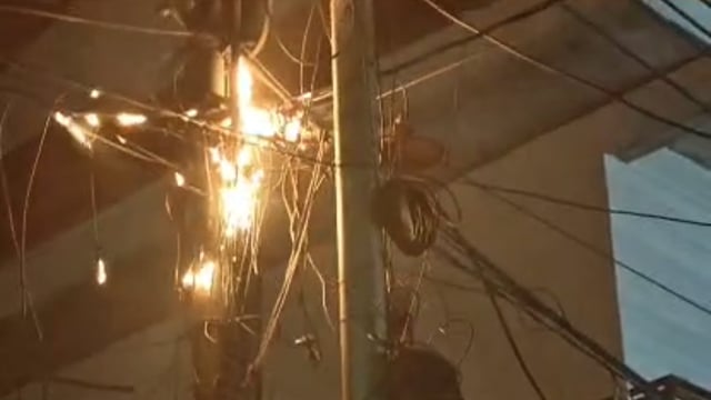 MANT-मथुरा के कृष्णा नगर सब्जी मंडी में तारों का जाल बना आफत, शॉर्ट सर्किट से लगी भीषण आग, अंधेरे में डूबा पूरा इलाका,,