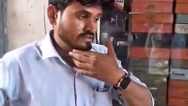 .▶️....प्रयागराज – नौकरी दिलाने के नाम पर 4 लाख रुपये ठगने वाले व्यक्ति को महिला ने भरे बाजार में पकड़ लिया, पैसे लेकर फरार हुए आरोपी की महिला ने चप्पलों से पिटाई कर दी,