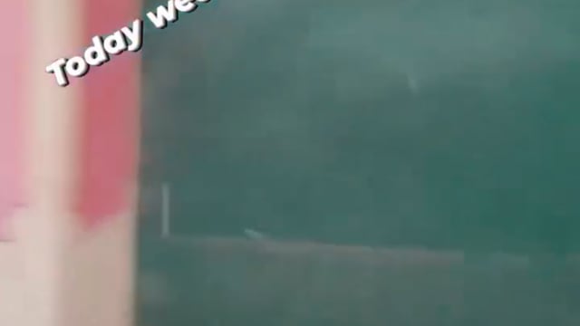 डुमरियागंज सिद्धार्थ नगर में बर्फ की बारिश हो रही है गोल-गोल पत्थर पत्थर जैसा गिर रहा है  