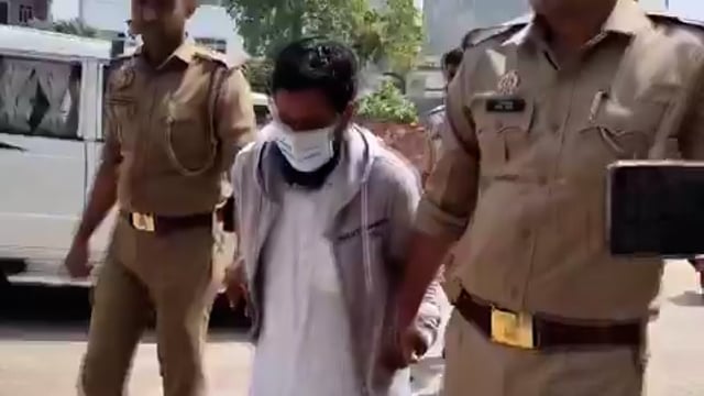 ▶️......CM योगी की मां पर अभद्र टिप्पणी करने वाला मौलाना गिरफ्तार
बिहार के अररिया से मौलाना की हुई गिरफ्तारी ,UP-STF की टीम ने मौलाना को दबोचा
मौलाना ने साल 2024 में वीडियो बनाकर CM योगी की मां पर अभद्र टिप्पणी की थी
यूपी के बहराइच में FIR दर्ज हुई थी