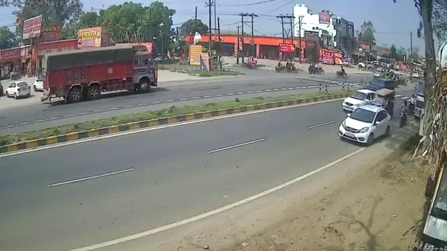 ▶️....बाल बाल बचे बाइक सवार!
यूपी के मुजफ्फरनगर में बाइक सवार को डंफर ने मारा टक्कर. भगवान भरोसे बाइक सवार युवक - युवती की बची जान
यूपी के मुज़फ्फरनगर का मामला।
हमारे सहारनपुर में भी मां शाकुंभरी देवी की यात्रा चलने के बावजूद भी सड़कों पर दिन-रात दौड़ रहे हैं मौत के डंपर