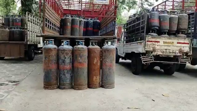 ▶️....हैदराबाद — कब्रिस्तान में छिपाए 22 लाख रुपए के 414 गैस सिलेंडर बरामद