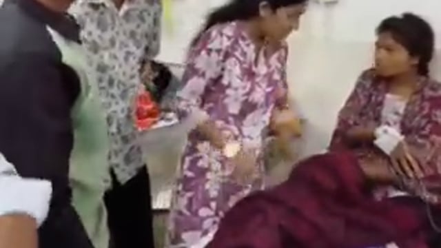 ▶️.....मध्य प्रदेश — छिंदवाड़ा में लापरवाही का अनोखा मामला सामने आया है, जहां मरीज को दर्द दाएं पैर में था लेकिन डॉक्टर ने एक्स-रे बाएं पैर का कर दिया,