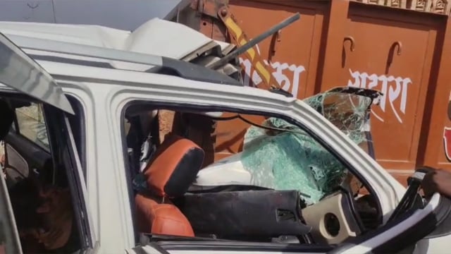 MANT-भीषण सड़क हादसा,अनियंत्रित कार होटल के बाहर खड़े ट्रैक्टर ट्राली में जा घुसी,मची चीख पुकार,,