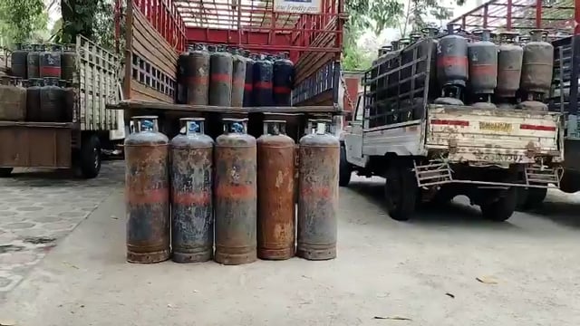 हैदराबाद — कब्रिस्तान में छिपाए 22 लाख रुपए के 414 गैस सिलेंडर बरामद

बंजारा हिल्स क्षेत्र में पुलिस ने कार्रवाई कर कब्रिस्तान से करीब 21.88 लाख रुपये कीमत के 414 एलपीजी सिलेंडर बरामद किए और मुख्य आरोपी मोहम्मद आमिर समेत 10 लोगों को गिरफ्तार