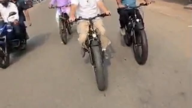 केरलम की सड़कों पर साइकिल चलाते नजर आए राहुल गांधी

कांग्रेस नेता राहुल गांधी केरल विधानसभा चुनाव से पहले कोट्टायम जिले के पुथुपल्ली विधानसभा क्षेत्र में यूडीएफ उम्मीदवार चांडी ओमन के समर्थन में प्रचार करते हुए साइकिल चलाते नजर आए. इस दौरान उनके सुरक्षा कर्मी व समर्थक उनकी साइकिल के साथ पैदल दौड़ते आए नजर।।