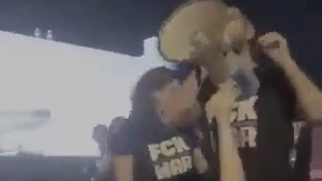 ▶️.....इज़राइल के लोग सड़कों पर हैं,वे कह रहे हैं: - बंकरों से भयानक बदबू आ रही है,बहुत सारी लाशें पड़ी हैं, खाना नहीं है पानी नहीं है - स्वच्छता नहीं है मीडिया आपको यह नहीं दिखाएगा कि इज़राइल तबाह हो रहा है!!