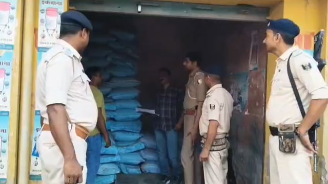 चौतरवा तथा नदी थाना अध्यक्ष ने किया लाइसेंसी खाद दुकान कि जांच 
