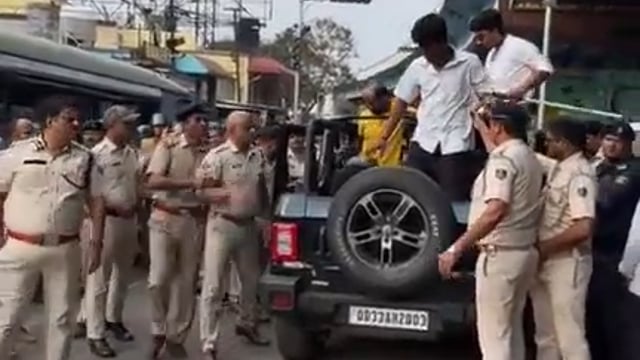 ओडिशा के भुवनेश्वर में किसानों का आंदोलन चल रहा है। भारतीय किसान यूनियन के राष्ट्रीय प्रवक्ता राकेश टिकैत किसानों को समर्थन देने गए थे, तभी उन्हें पुलिस ने गिरफ्तार कर लिया।