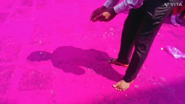 श्रीक्षेत्र जोतिबा यात्रेत सामील होऊन देवावर भक्तांनी उधळले ल्या गुलाल खोबरे यांतील एक तुकडा उचलून त्या तुकढ्या वर श्री जोतिबा देवाचे चित्र रेखाटले आहे.