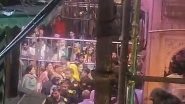 MANT-वृंदावन के बांके बिहारी मंदिर में, काली वर्दी धारी रक्षकों की गुंडागर्दी,महिला से मारपीट का वीडियो, हुआ वायरल,,