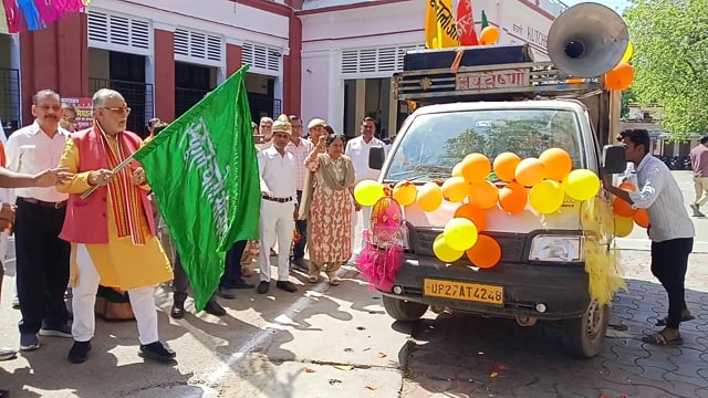 शाहजहांपुर स्कूल चलो अभियान वित्त मंत्री सुरेश कुमार खन्ना ने हरी झंडी देकर रवाना किया 