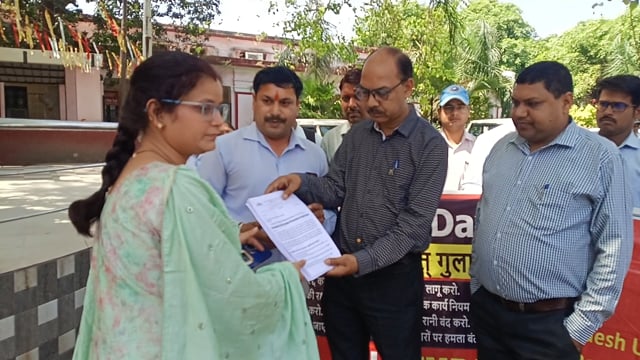 कलेक्टर में ज्ञापन दिया सेल्समैन ने काला दिवस मनाया