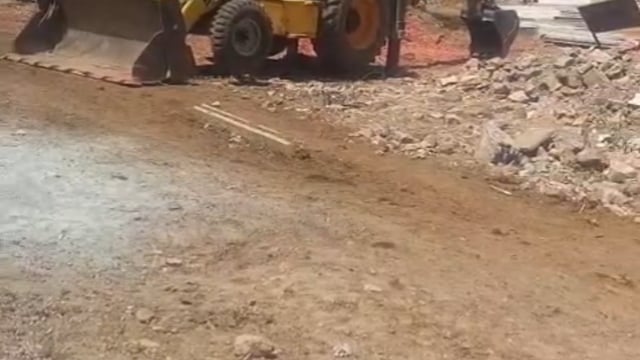 मथुरा कृष्णा पूरी में भूमाफिया द्वारा किया गया अभेद अतिक्रमण पर नगर निगम मथुरा का चला बुलडोजर 