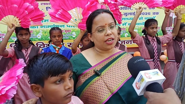 चलो स्कूल अभियान के लिए वित्त मंत्री सुरेश कुमार खन्ना हरी झंडी देकर रवाना किया बेसिक शिक्षा अधिकारी कार्यक्रम प्रस्तुत 