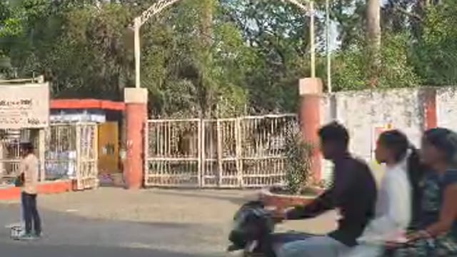 ज्वाइनिंग लेटर न मिलने से मिल गेट पर धरना, भूख हड़ताल पर बैठा मृतक आश्रित परिवार 