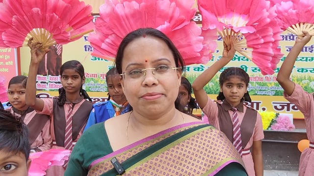 स्कूल चलो अभियान: प्रचार गाड़ी रवाना

शाहजहांपुर में “स्कूल चलो अभियान” के तहत वित्त मंत्री सुरेश कुमार खन्ना ने प्रचार गाड़ी को हरी झंडी दिखाकर रवाना किया। यह वाहन गांव-गांव जाकर अभिभावकों को बच्चों का नामांकन कराने के लिए जागरूक करेगा। बीएसए दिव्या गुप्ता ने बताया कि सभी पात्र बच्चों का प्रवेश सुनिश्चित किया जा रहा है।