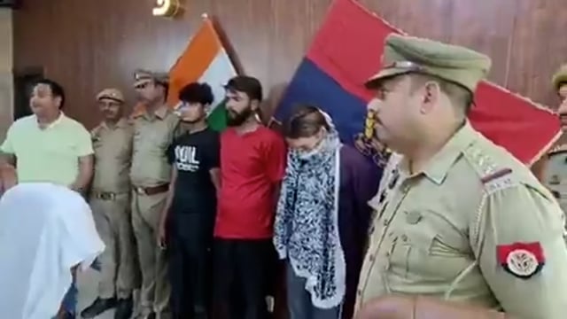 ▶️....कौशाम्बी पुलिस अधीक्षक सत्यनारायण प्रजापत द्वारा पुलिस कार्यालय में जनसुनवाई की गई। इस दौरान आमजन की शिकायतों/समस्याओं को सुना गया एवं उनकी शिकायतों/समस्याओं के त्वरित, विधिवत एवं गुणवत्तापूर्ण निस्तारण हेतु सम्बन्धित को आवश्यक दिशा-निर्देश दिए गए।