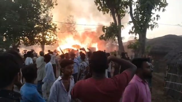 बिहार-यूपी सीमा पर अग्निकांड का तांडव, बलुआडवा में मची तबाही