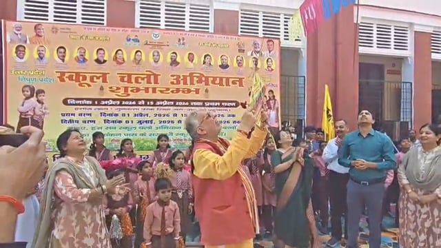 शाहजहांपुर में “स्कूल चलो अभियान” को लेकर बड़ी पहल की गई है। प्रदेश के वित्त मंत्री सुरेश कुमार खन्ना ने अभियान की प्रचार गाड़ी को हरी झंडी दिखाकर रवाना किया। यह गाड़ी गांव-गांव जाकर अभिभावकों को बच्चों के नामांकन और शिक्षा के प्रति जागरूक करेगी।