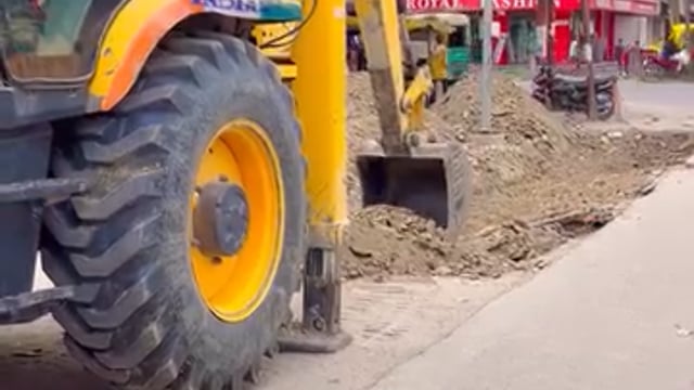 जिला मऊ की घोसी में रोड चौड़ीकरण